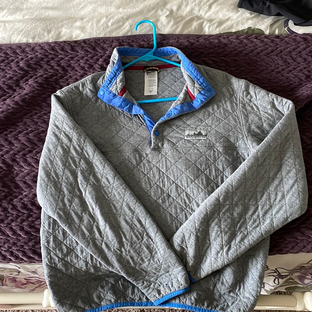 Patagonia quilted look pullover. Size M